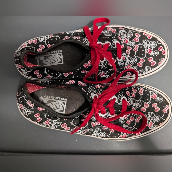 VAN'S Rare Hello Kitty/Sanrio Low Top Shoes Women's 7.5 - Picture 2 of 6